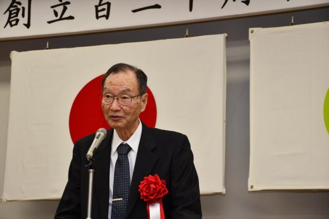 祝辞を述べられている元職員代表鈴木和夫さま