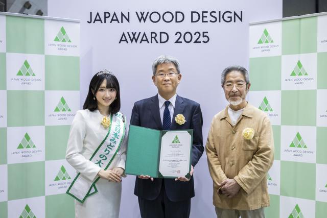 ウッドデザイン賞パネルの前で個別撮影の画像