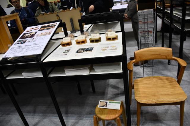 受賞作品の木製椅子、スツール、パネルなど