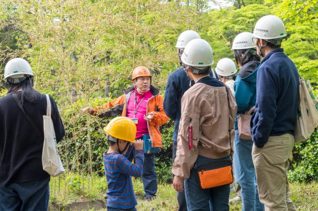 樹木園内にて説明員が参加者へ解説している様子