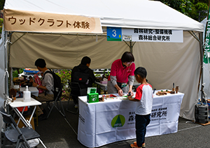 ウッドクラフト体験コーナーの様子