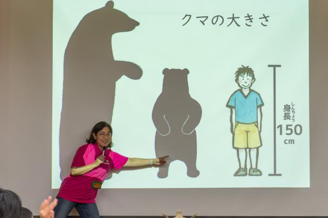 野生動物研究領域室長の中下留美子が森で暮らすクマについてスライドを使いながら詳しくお話しています。