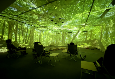 デジタル技術をつかって森林の風景・音・香りを屋内で再現した「デジタル森林浴」を体験している様子
