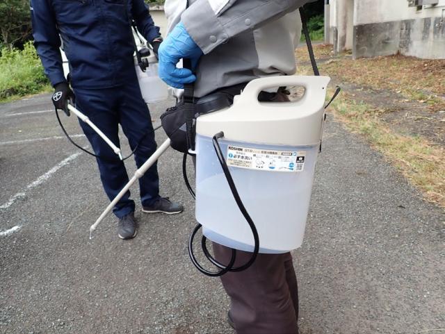 公園や空き地などの広い面積を省力的に処理するためハイドロジェルベイト剤を排出できるように改良した散布機の写真