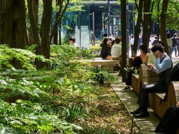 都市緑地を利用するワーカーや来街者の写真01