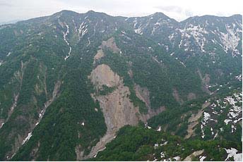 写真2：国内各地の山林で発生する土砂災害について調査・研究を行っています
