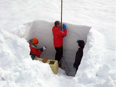 写真8：雪を地面まで掘って積雪の層構造や雪質、密度などの分布を定期的に観測しています