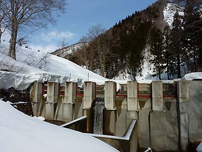 写真1:雪に覆われた森林流域の渓流に設置された観測用の堰です。渓流の流量を測り、森林からの水の流出過程を調べています。