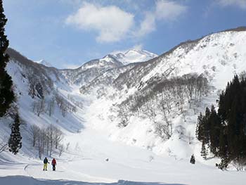 写真8：過去に雪崩災害が発生した雪山の谷です。雪崩の発生や流下の仕組みを調べる研究を行っています。