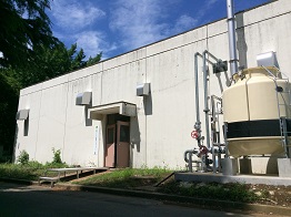改質リグニン製造ベンチプラント（外観）の写真