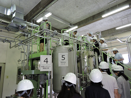 改質リグニン製造ベンチプラント見学の様子