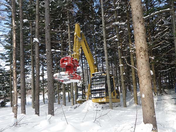 写真2：積雪上を重機が走行する