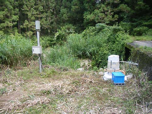 写真2：雨量計(左)と自動採水器(右)