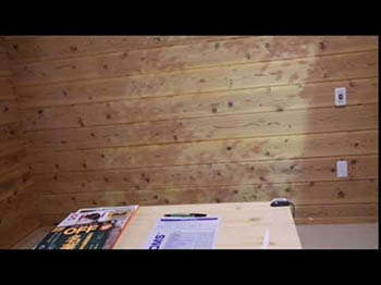 「木漏れ日の動画」を壁面に映写する実験室の写真