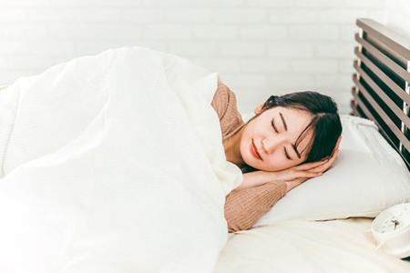 写真：眠っている女性のイメージ写真