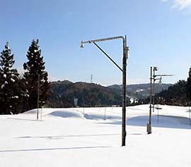 写真2： 超音波式積雪深計
