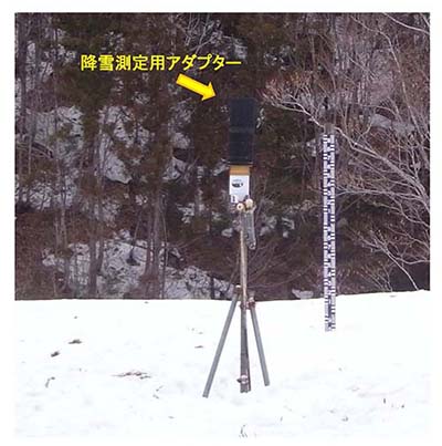 写真4：降雪測定用アダプターが付いた雨量計
