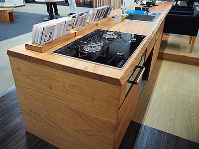 写真3 センダン材のシステムキッチン