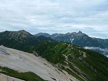 写真2：燕岳から槍ヶ岳を臨む北アルプス表銀座