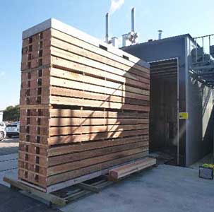 写真3 乾燥機に入れられる前の桟積された木材
