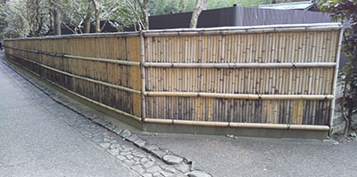 写真2：竹林の小径と建仁寺垣