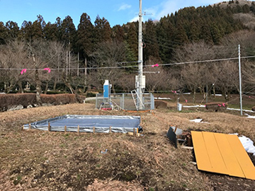 写真2a：積雪層の底面からの融雪水を観測するために設置された大型融雪ライシメーター。積雪前