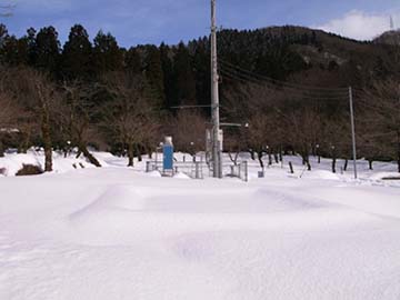 写真2b：積雪層の底面からの融雪水を観測するために設置された大型融雪ライシメーター。積雪後