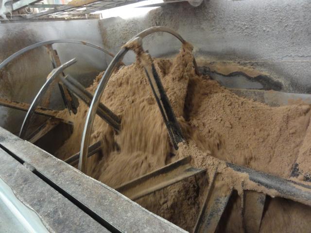 木粉とコメヌカ等の栄養剤をミキサーで混ぜて培地を作ります。