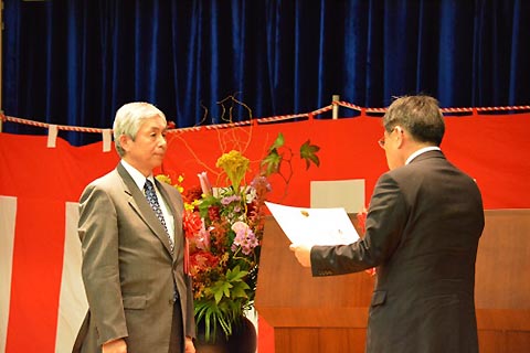 写真1：林野庁長官から表彰状の授与を受ける沢田理事長