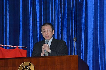 写真7：国産材型枠合板の開発について講演する渋沢龍也複合化研究室長